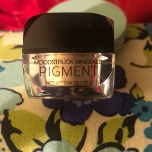 Younique Minerals Pigment Powder. color: Sexy